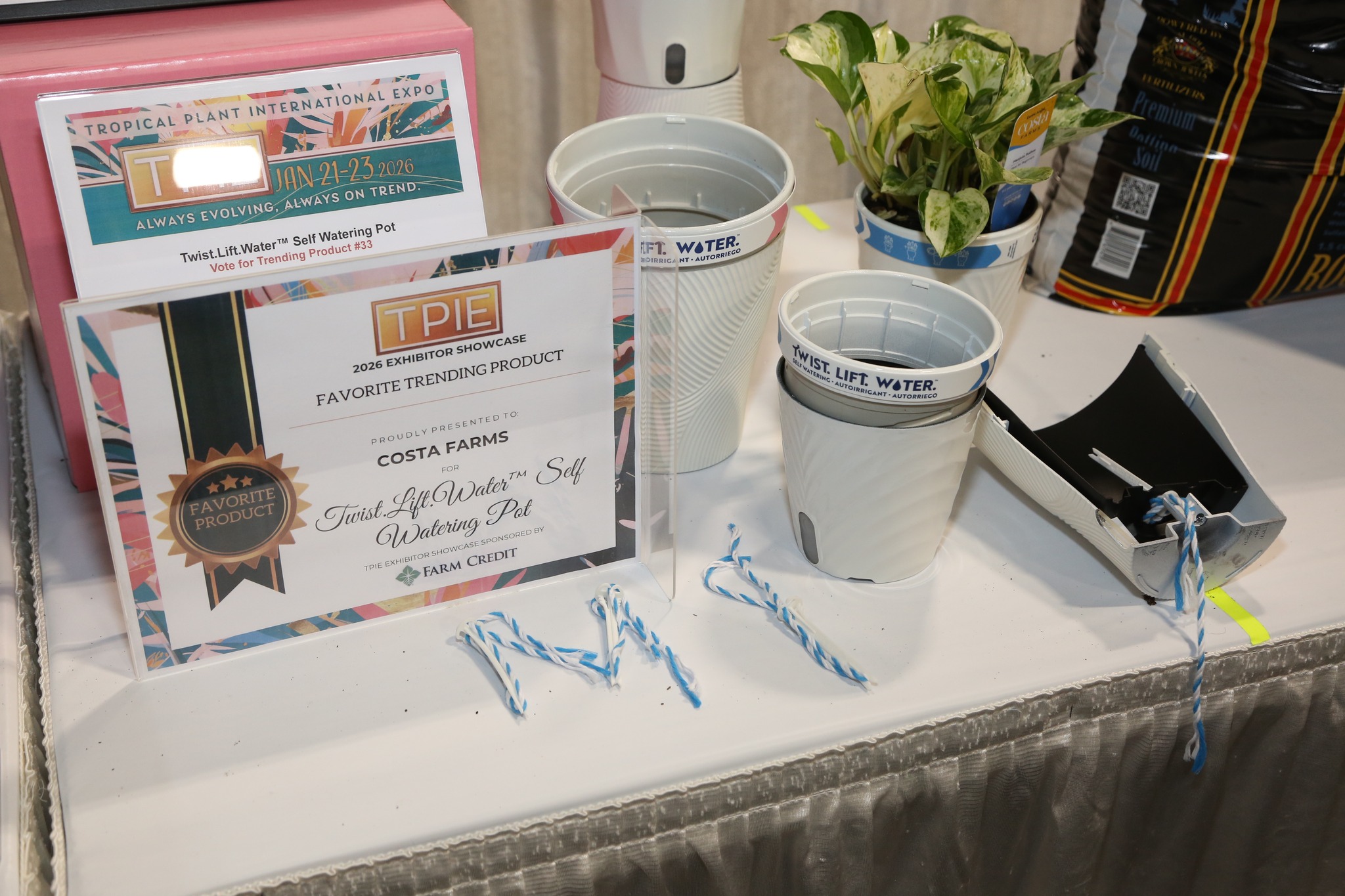 Twist.Lift.Water™ Self Watering Pot